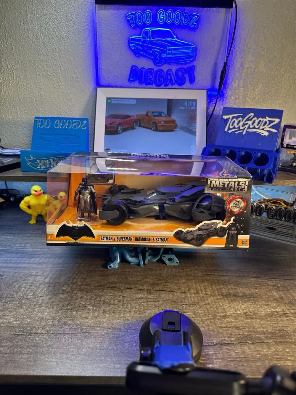 Metals Diecast 1/24 Batman Vs. Superman Batmobile and Batman figure